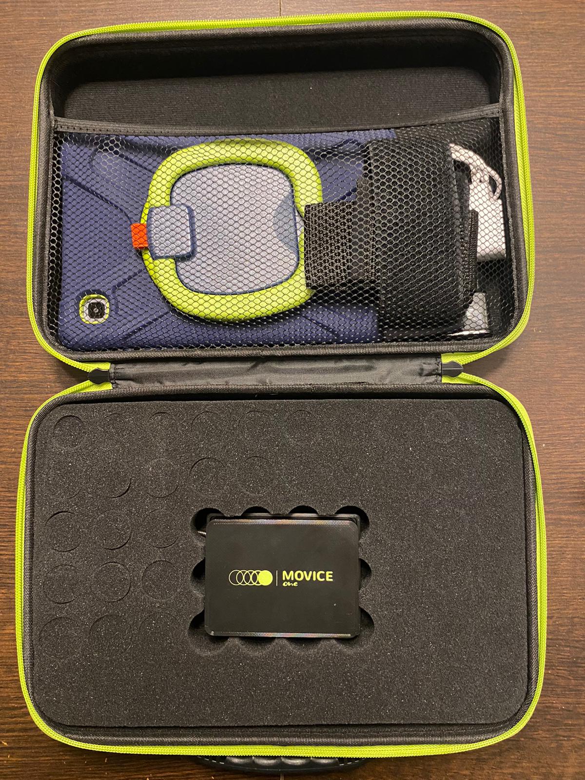 Otwarta torba z urządzeniami i akcesoriami w środku.