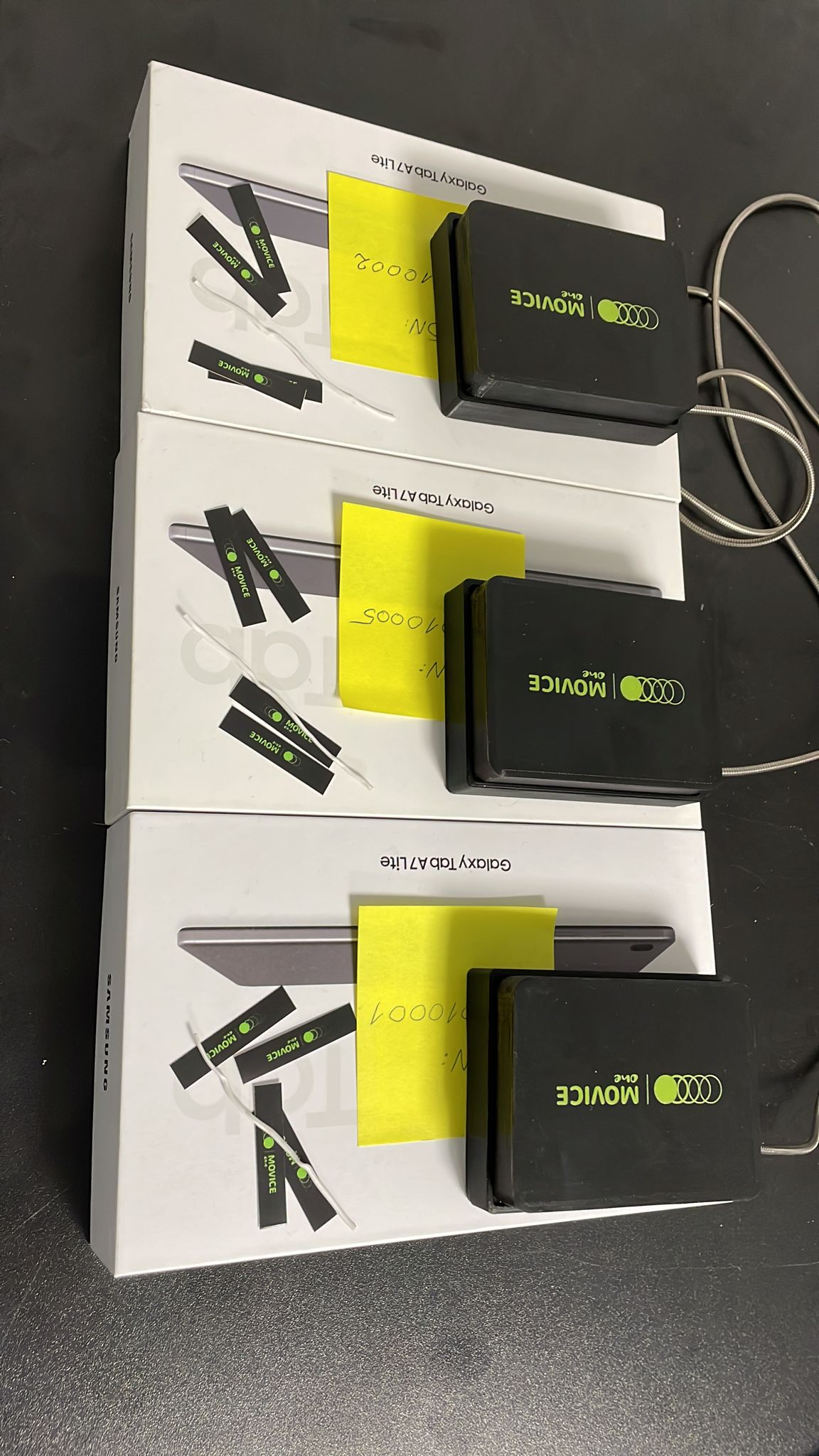 Urządzenia elektroniczne z naklejkami na pudełku