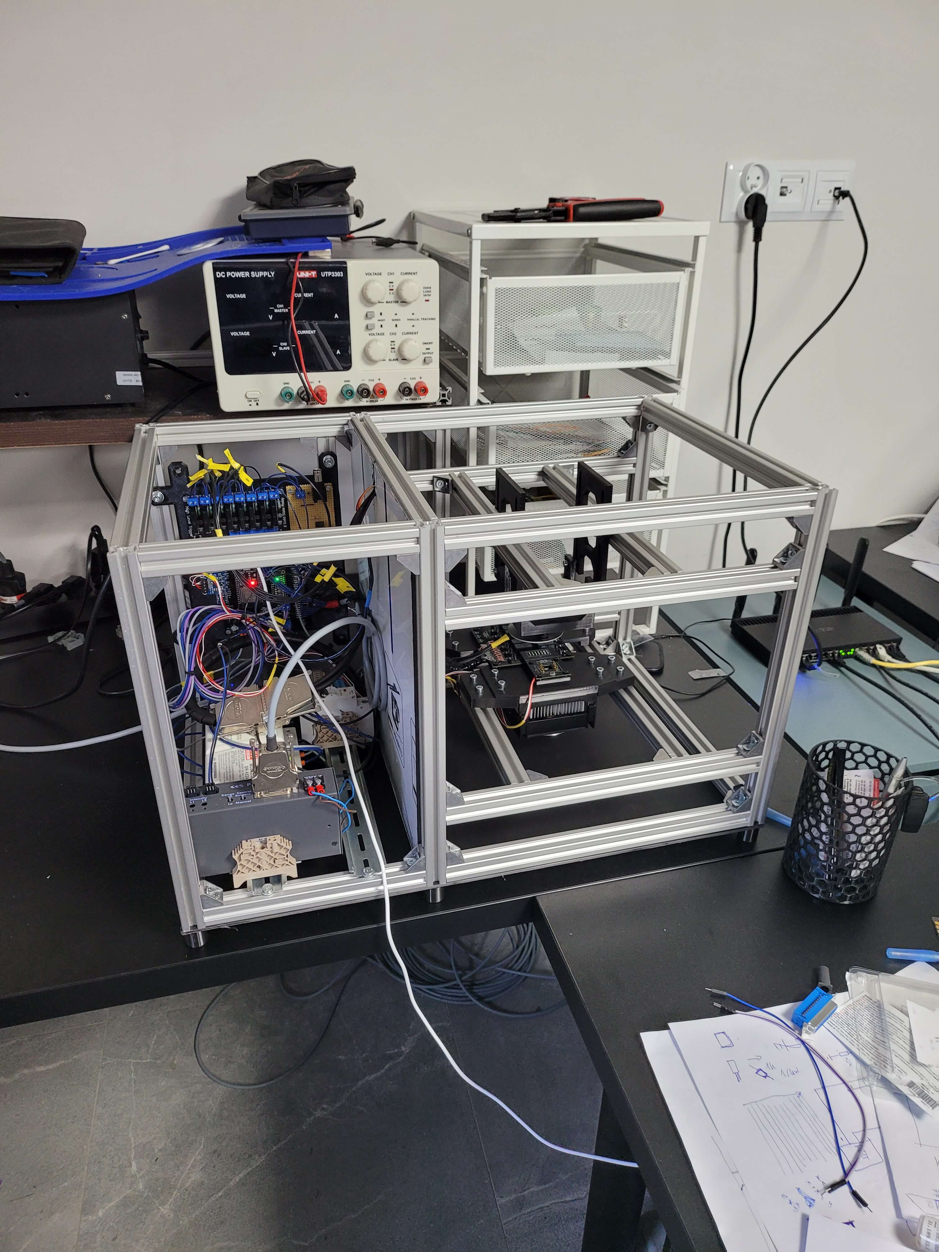 Stanowisko laboratoryjne z sprzętem elektronicznym i urządzeniami pomiarowymi