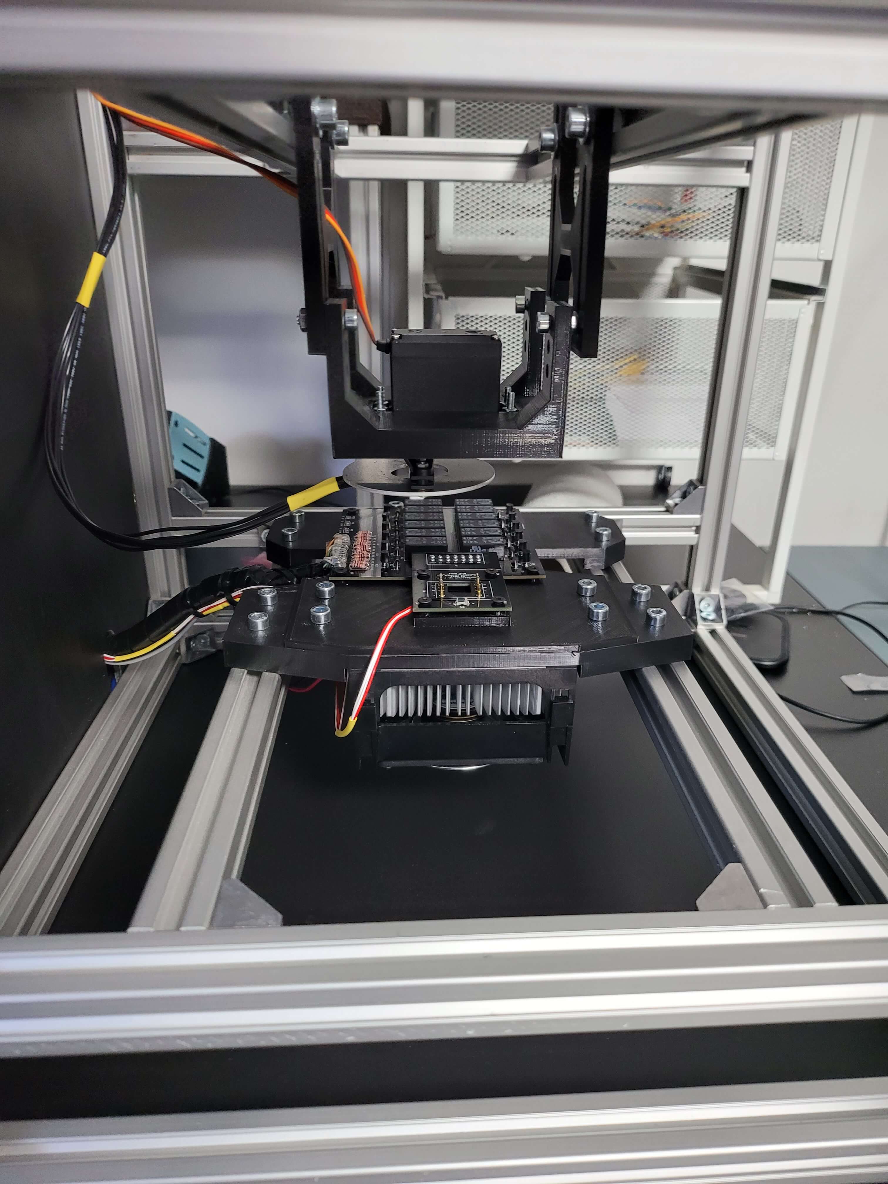 Maszyna montażowa z elementami elektronicznymi